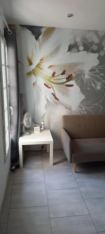 Studio Apartment Sorgues 0*,  France
